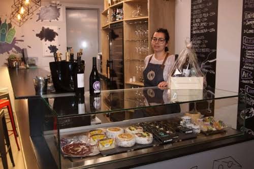 Barra de Juegodetiquetas con vinos y vitrina de quesos