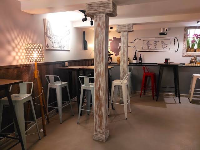 Salón con taburetes y columna de madera